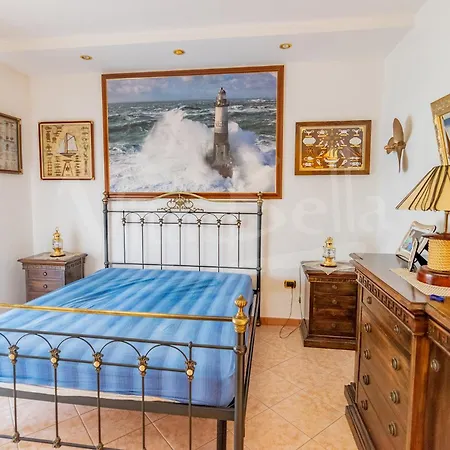 A 300m Dalla Nautilus Hotel 3*